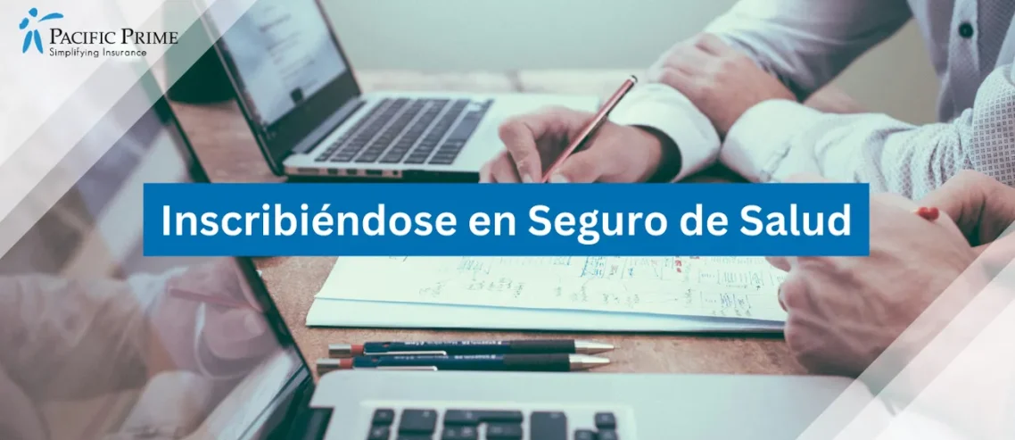 Image of Discussion About Health Insurance With Documents On A Table with text overlay of "Inscribiéndose en Seguro de Salud"